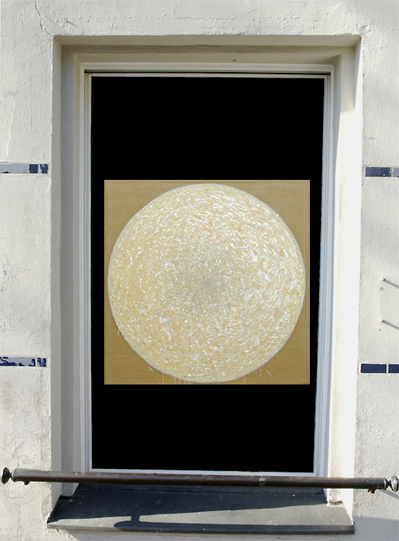 G.A.S-station, Im Schaufenster - Yoonjee Geem Ever Lucis, 2021 Perlmutt und verschiedene Materialien auf Leinwand 130 x 130 cm