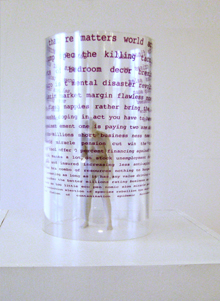 Asenbaum/Stuck, Poem (English): Elisa Asenbaum reduction, 2018 Objekt: Figur 15 cm, Acrylglas Ø 15 cm, H. 25 cm, Podest 130 x 30 cm, Spotlicht