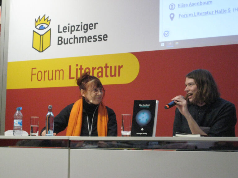 Mehr über den Artikel erfahren Leipziger Buchmesse 2024 Vorstellung der philosophischen Fiktion Einfaltung von Elisa Asenbaum