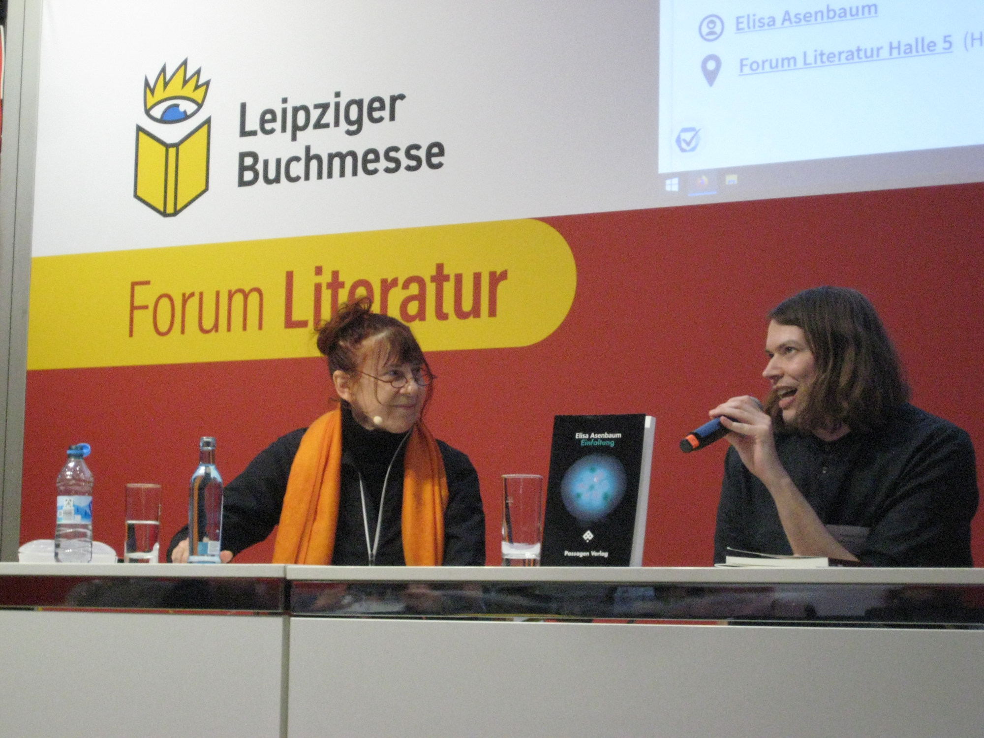 Mehr über den Artikel erfahren Leipziger Buchmesse 2024 Vorstellung der philosophischen Fiktion Einfaltung von Elisa Asenbaum